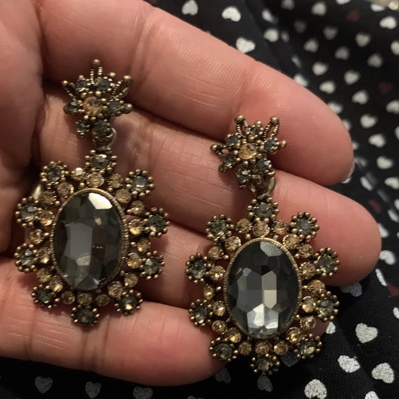Jewelry - Vintage Black and Gold Earrings